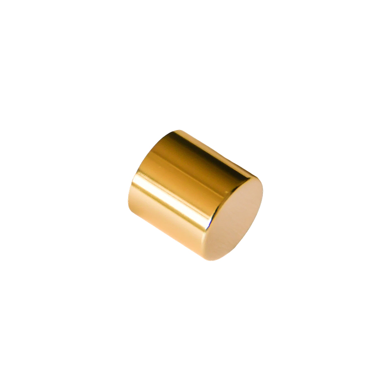 How does the aluminum press cap of the spray pump head enhance the functionality of the product?