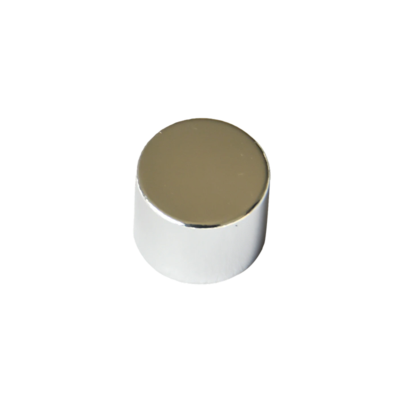 How does the design of the press cap affect the uniformity and fineness of the spray?